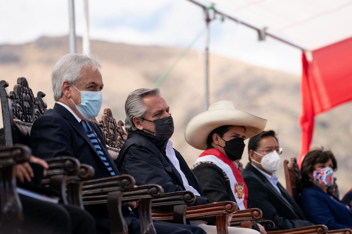 El presidente Alberto Fernández, junto a otros mandatarios de la región, en el acto que se realizó hoy en la ciudad de Ayacucho, Perú.