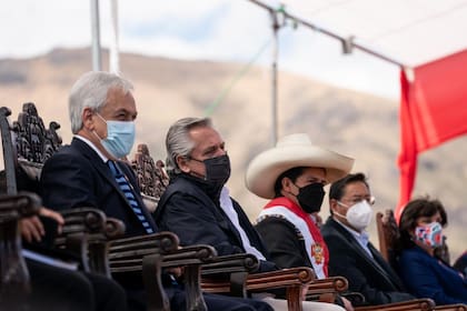 El presidente Alberto Fernández, junto a otros mandatarios de la región, en el acto que se realizó hoy en la ciudad de Ayacucho, Perú.