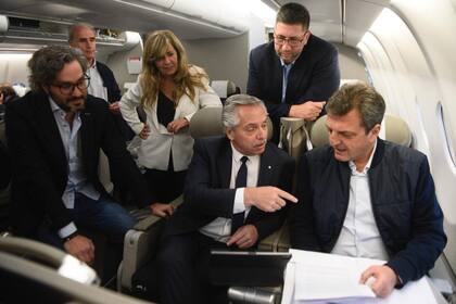 El presidente Alberto Fernández junto a su comitiva de funcionarios en el viaje rumbo al G-20