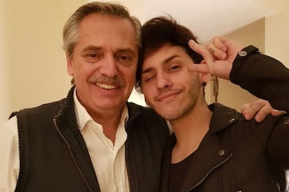 El presidente Alberto Fernández junto a su hijo