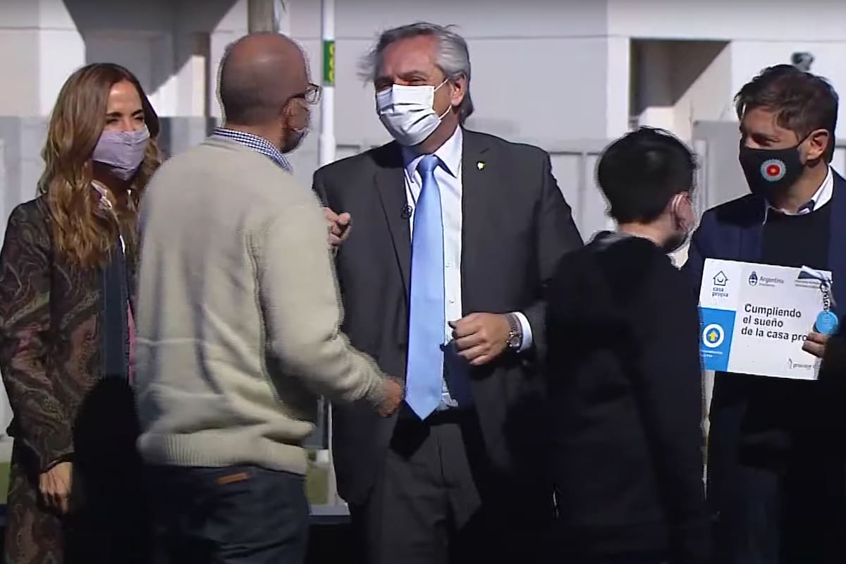 El presidente Alberto Fernández junto a Victoria Tolosa Paz y Axel Kicillof en la entrega de viviendas y créditos para la construcción