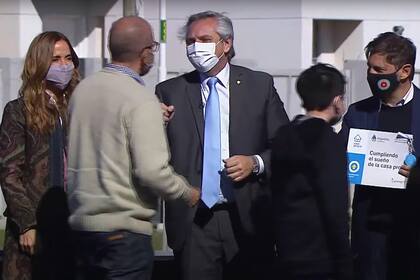 El presidente Alberto Fernández junto a Victoria Tolosa Paz y Axel Kicillof en la entrega de viviendas y créditos para la construcción