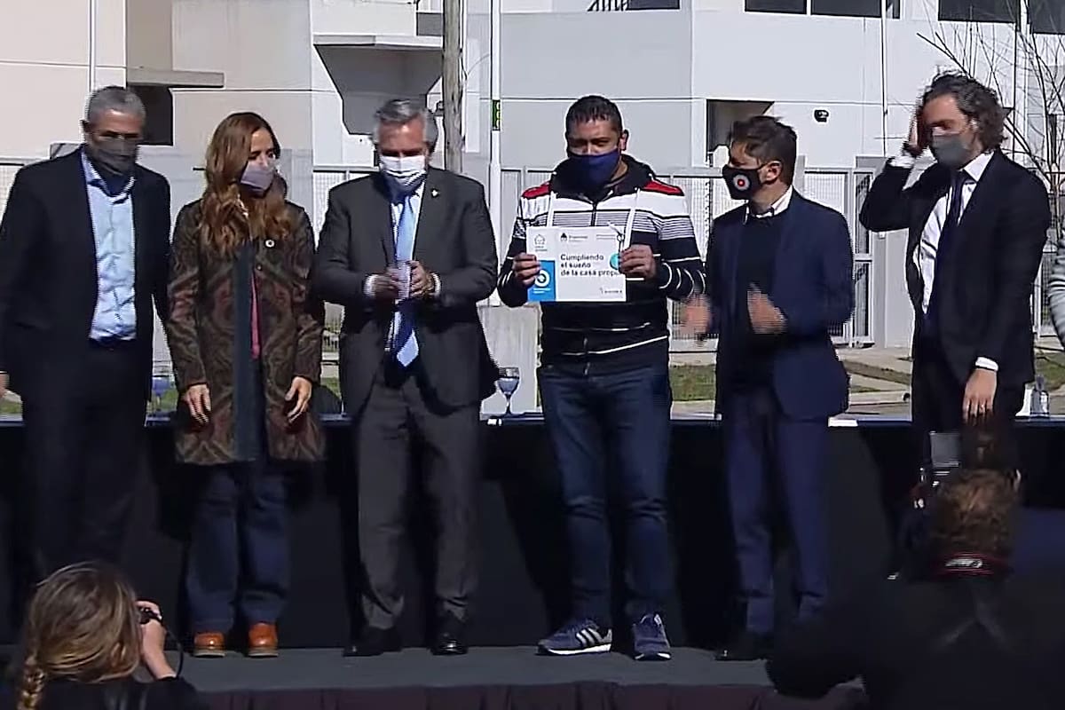El presidente Alberto Fernández junto a Victoria Tolosa Paz en la entrega de viviendas y créditos para la construcción