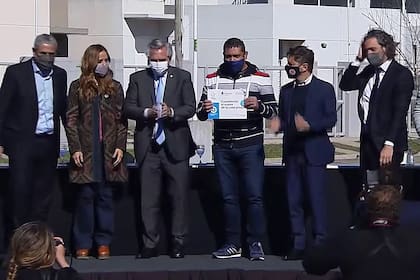 El presidente Alberto Fernández junto a Victoria Tolosa Paz en la entrega de viviendas y créditos para la construcción