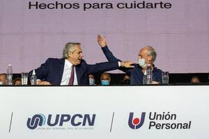El presidente Alberto Fernández junto al secretario general de UPCN, Andrés Rodríguez, que respaldó un eventual cambio en las jubilaciones
,