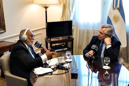 El presidente Alberto Fernández junto al periodista Oscar González Oro