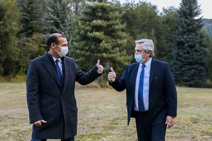 El presidente Alberto Fernández junto al gobernador de Neuquén, Omar Gutiérrez