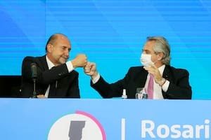 El presidente Alberto Fernández junto al gobernador Omar Perotti en la tercera reunión de Gabinete Federal, en Rosario, Santa Fe, la semana pasada