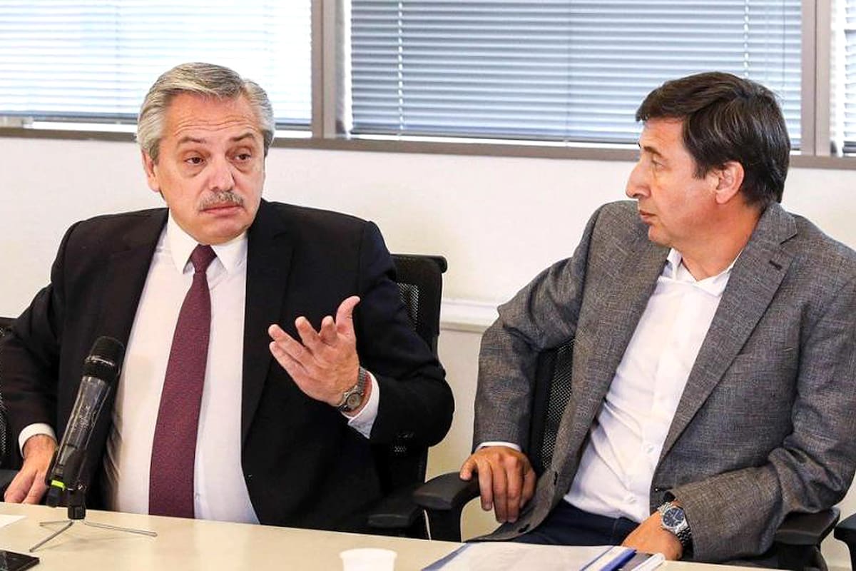 El presidente Alberto Fernández junto al ministro de Desarrollo Social, Daniel Arroyo, uno de los principales involurados en la medida