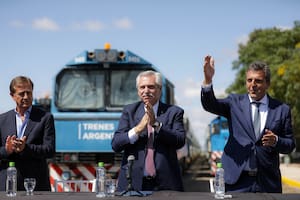 El presidente Alberto Fernández, junto al ministro de Economía, Sergio Massa, y al gobernador radical de Mendoza, Rodolfo Suarez durante la "reinauguración" del servicio ferroviario, hace un mes, en tierra cuyana.