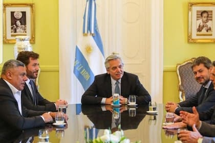 El presidente Alberto Fernández junto con Alejandro Domínguez, titular de Conmebol, Claudio Tapia, de AFA, Matías Lammens, Ministro de Turismo y Deporte
