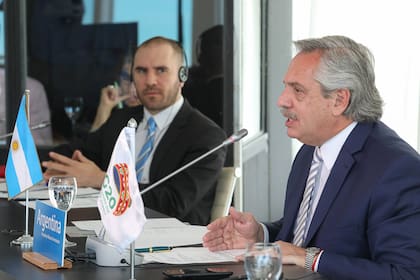 El ministro de Economía, Martín Guzmán, y el presidente Alberto Fernández; intervenciones oficiales y el ingreso de capitales por el pago al impuesto a las ganancias contribuyeron a mantener la brecha estable en febrero