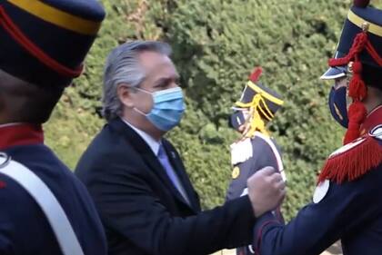El saludo del Presidente a los granaderos