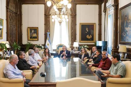 El presidente Alberto Fernández  recibió hoy a la cúpula de la CGT y a los referentes de los movimientos sociales en la Casa Rosada