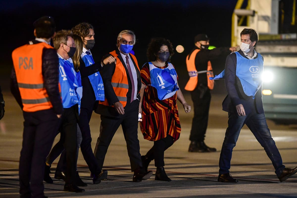 El presidente Alberto Fernández recibió hoy el vuelo con un cargamento de dosis AstraZeneca, junto a miembros de su gabinete