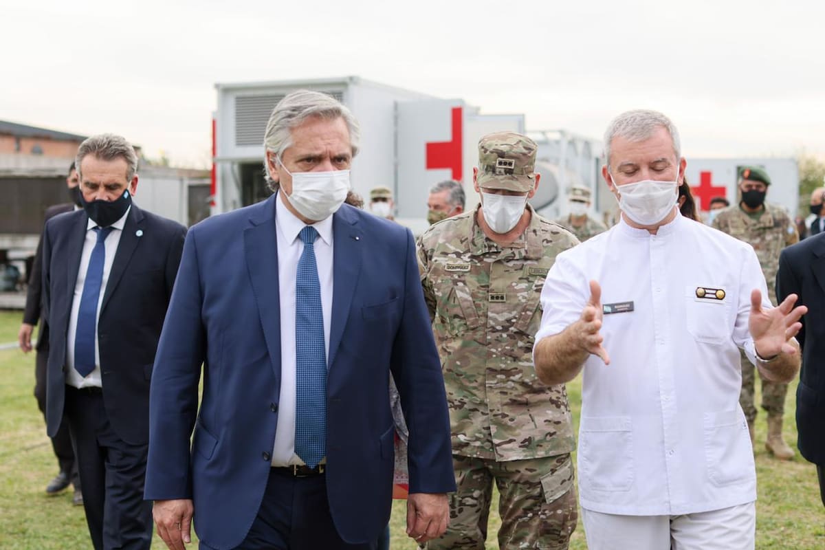 El presidente Alberto Fernández recorre un centro de salud móvil donado por China que se instaló en La Matanza