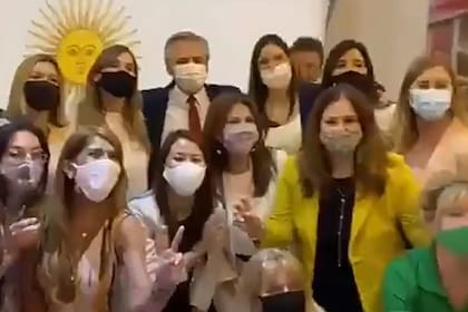 El presidente Alberto Fernández, rodeado por diputadas del Frente de Todos, en la Quinta de Olivos