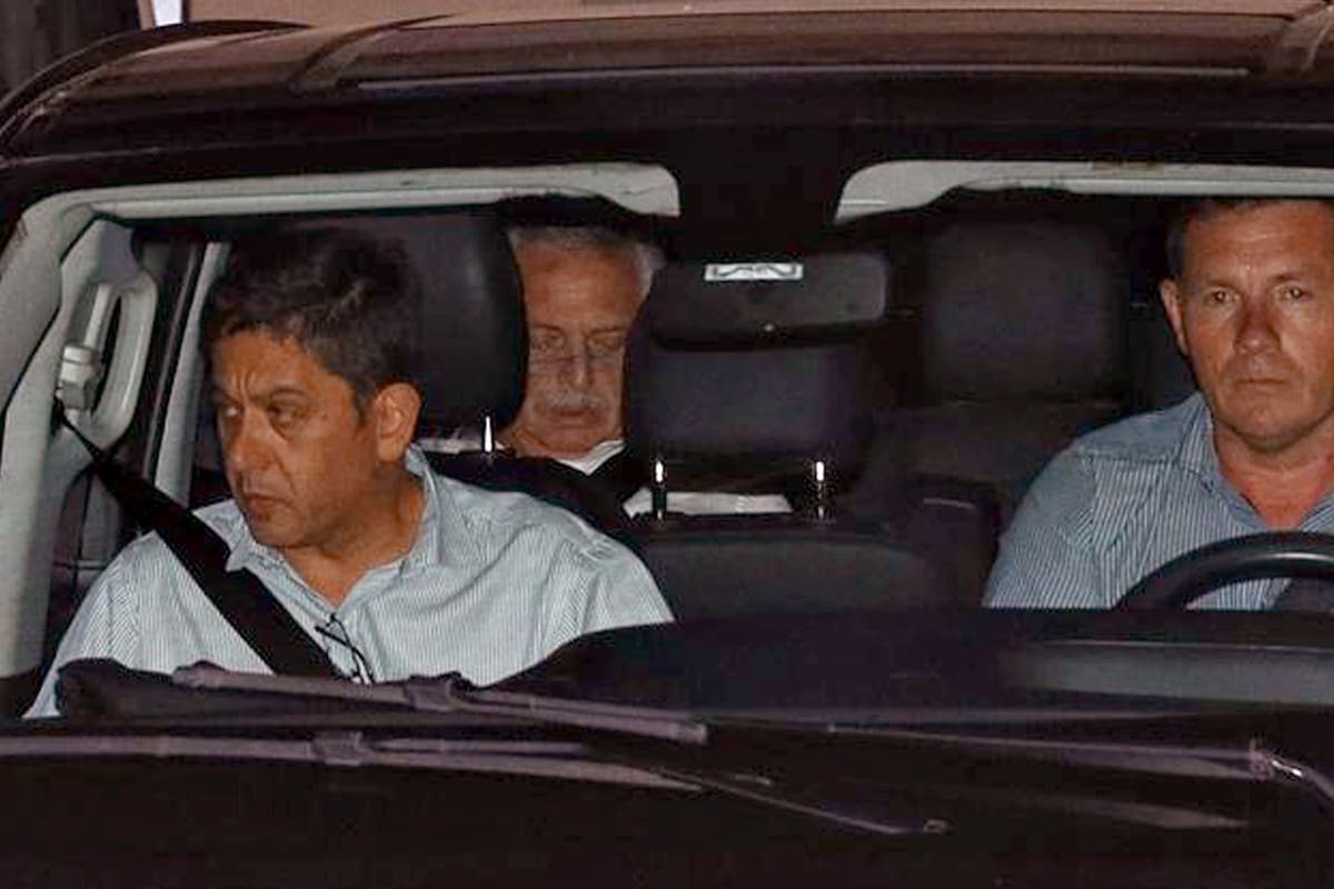 El presidente Alberto Fernández sale de la Clínica Otamendi