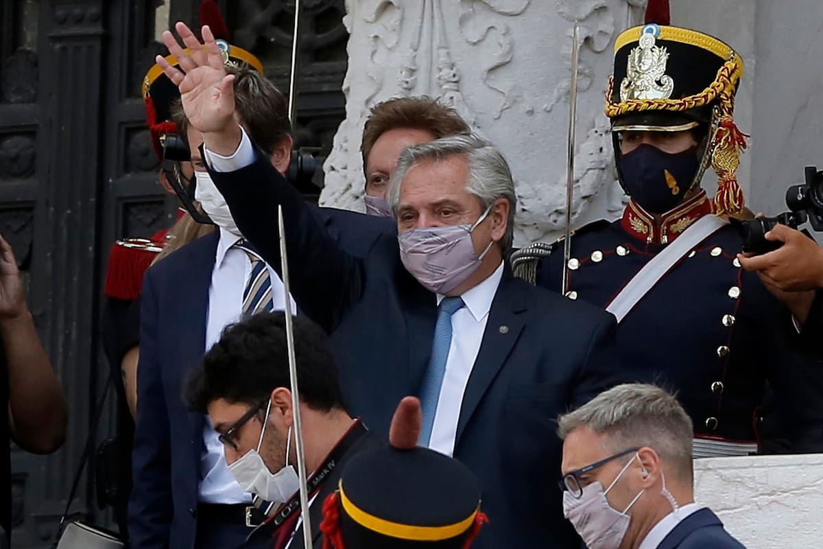 El presidente Alberto Fernández sale del Congreso de la Nación luego del discurso de apertura de sesiones ordinarias 2021