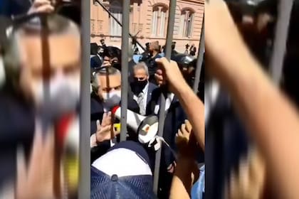 El presidente Alberto Fernández salió en persona a la puerta de la Casa Rosada a intentar controlar a la multitud que quería participar del velorio de Maradona.