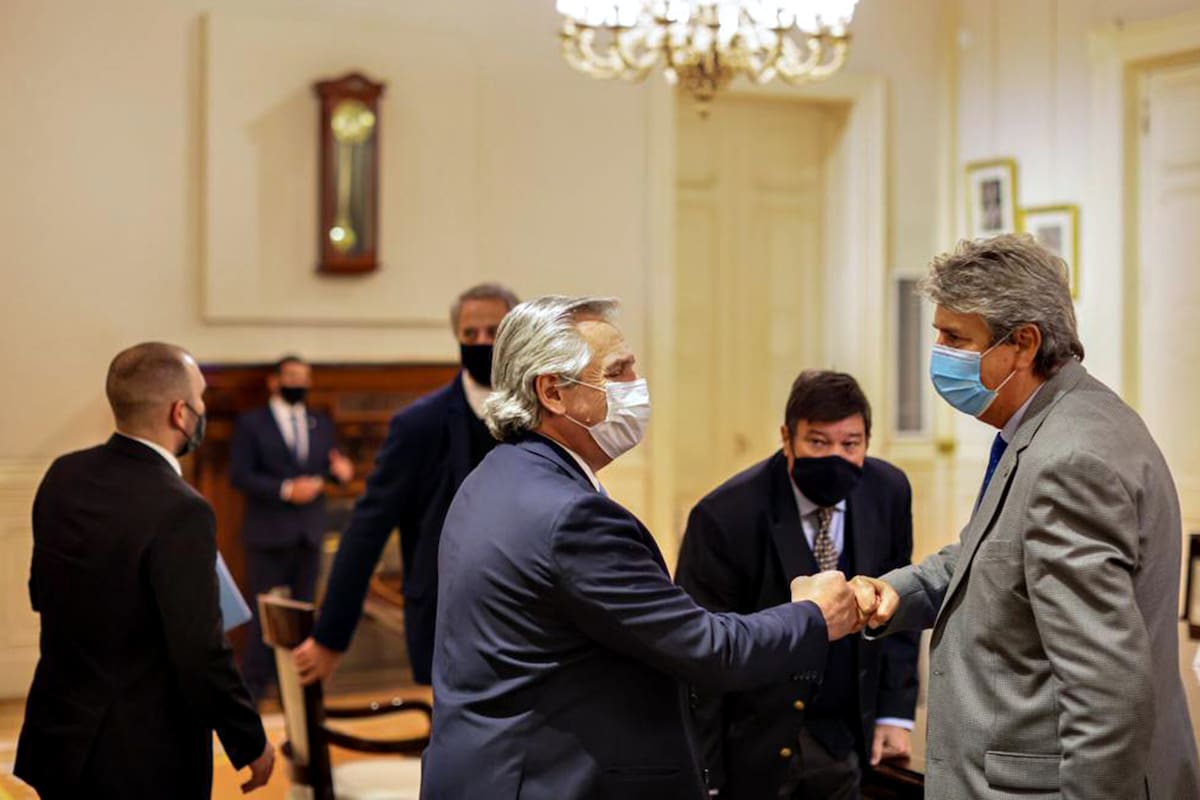 El presidente Alberto Fernández saluda a José Martins, coordinador del Consejo Agroindustrial Argentino (CAA) y presidente de la Bolsa de Cereales de Buenos Aires
