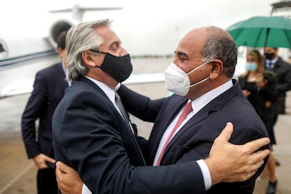 El presidente Alberto Fernández saluda a Juan Manzur, que hoy se convertirá en su jefe de gabinete