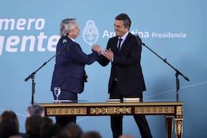 El presidente Alberto Fernández saluda a Sergio Massa