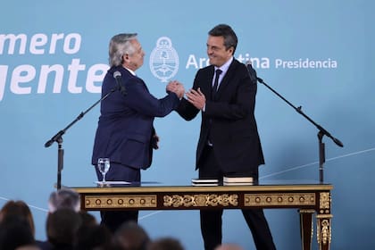 El presidente Alberto Fernández saluda a Sergio Massa luego de tomarle juramento como ministro de Economía