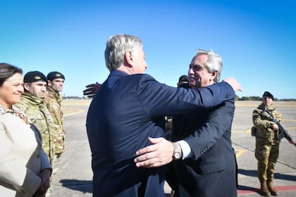 El presidente Alberto Fernández saluda al gobernador Sergio Ziliotto al llegar a La Pampa