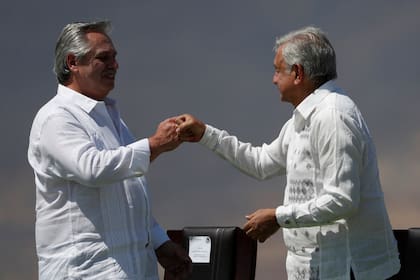 Alberto Fernández y Manuel López Obrador durante una ceremonia en Iguala, México