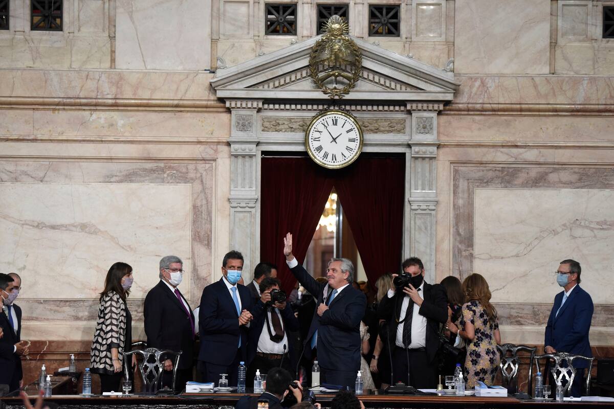 El presidente Alberto Fernández saluda en el Congreso de la Nación luego del discurso de apertura de sesiones ordinarias 2021