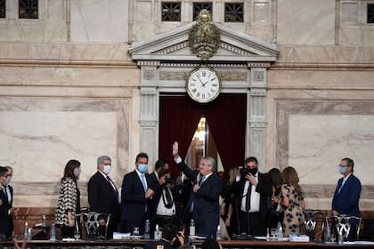 El presidente Alberto Fernández saluda en el Congreso de la Nación luego del discurso de apertura de sesiones ordinarias 2021