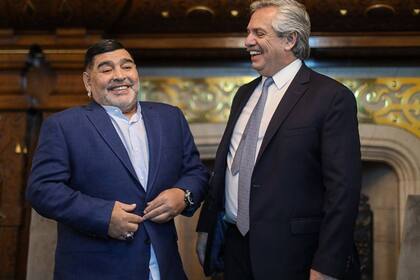 El presidente Alberto Fernández se comunicó con la familia del Diez para ofrecerle realizar el velorio en la Casa Rosada