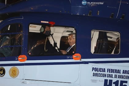 El presidente Alberto Fernández se retira de la Casa Rosada en helicóptero