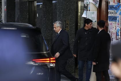 El presidente Alberto Fernández se retira del edificio de Cristina Fernández de Kirchner