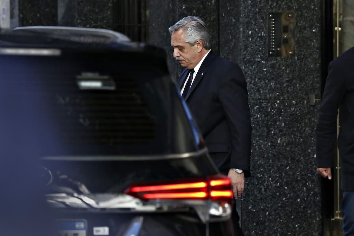 El presidente Alberto Fernández se retira del edificio de Cristina Fernández de Kirchner