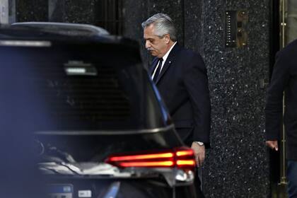 El presidente Alberto Fernández se retira del edificio de Cristina Fernández de Kirchner
