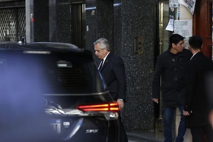 El presidente Alberto Fernández se retira del edificio de Cristina Fernández de Kirchner