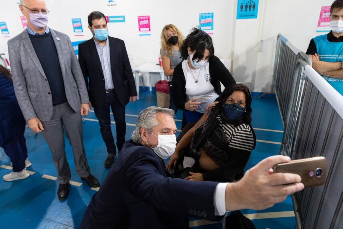 El presidente Alberto Fernández se saca una "selfie" en un vacunatorio de San Martín, en el Conurbano bonaerense.
