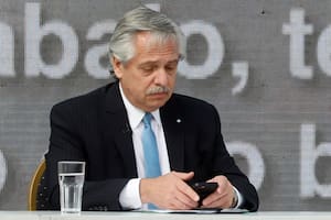 El presidente Alberto Fernandez viendo su celular