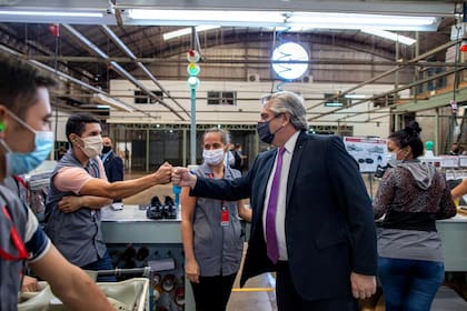 El presidente Alberto Fernández visitó este martes una fábrica de calzados en la provincia de Misiones; antes había defendido el cierre de las exportaciones de carne