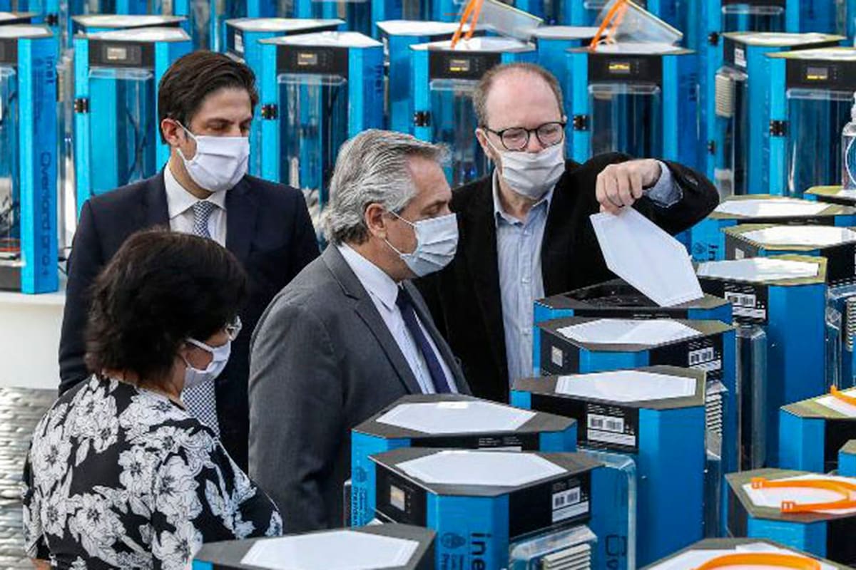 El presidente Alberto Fernández visitó este mediodía las instalaciones de los edificios del Museo Malvinas dónde se fabrican máscaras