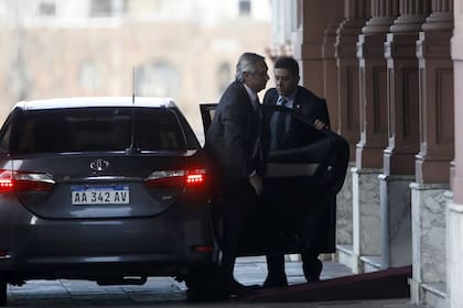 El presidente Alberto Fernández vuelve a la Casa Rosada después de su gira por Europa y Asia