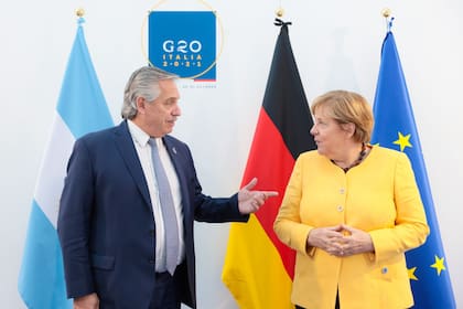 El presidente Alberto Fernandez y la canciller alemana Angela Merkel durante su encuentro en la cumbre del G20.