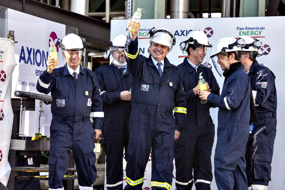 El presidente Alberto Fernández, y el CEO de Pan American Energy Group, Marcos Bulgheroni, descubren la placa de la puesta en marcha de la Unidad de Hidrotratamiento de Diesel