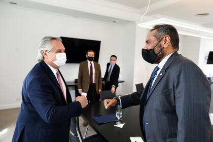 El presidente Alberto Fernández y el embajador del Estado de Kuwait en la Argentina, Abdullah Alyahya, cuando presentaron la inversión en el acueducto de Córdoba y Santa Fe