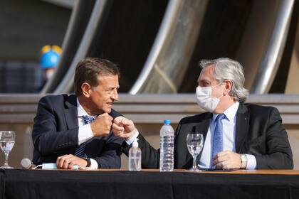 El presidente Alberto Fernández y el gobernador Rodolfo Suárez durante el acto en Godoy Cruz.