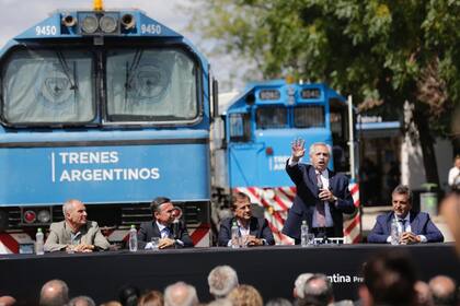 El presidente Alberto Fernández y el ministro Sergio Massa en el acto por la reinauguración y la llegada del tren a la estación Palmira, en San Martín, Mendoza, el pasado 22 de marzo. Recién dos meses después el servicio comenzará a funcionar.