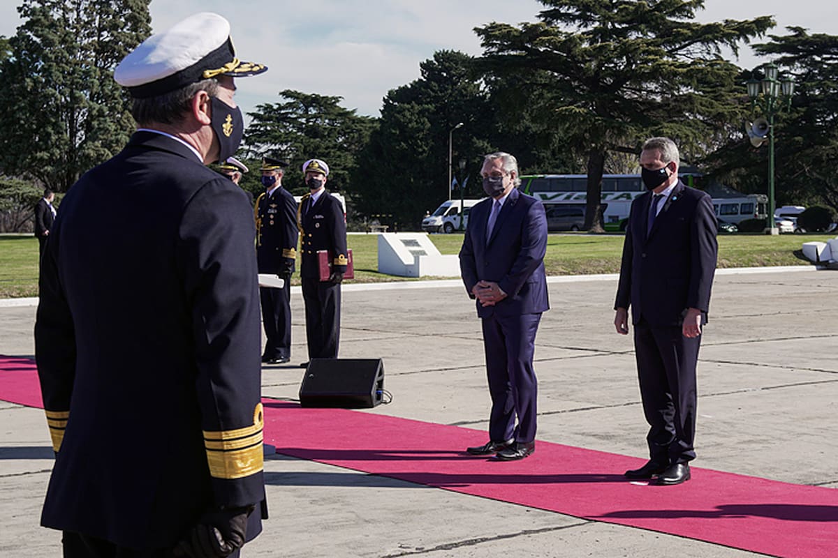El presidente Alberto Fernández y el ministro Agustín Rossi, en el Colegio Militar, al anunciar las directivas a las Fuerzas Armadas que ahora serán corregidas