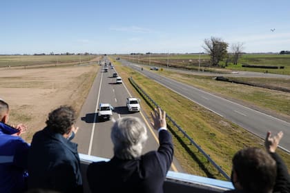 El presidente Alberto Fernández y el ministro de Obras Públicas, Gabriel Katopodis, en el acto que encabezaron hoy sobre la Ruta 7.